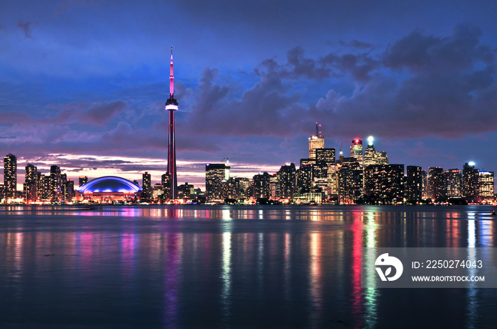 夜间多伦多海滨天际线的风景