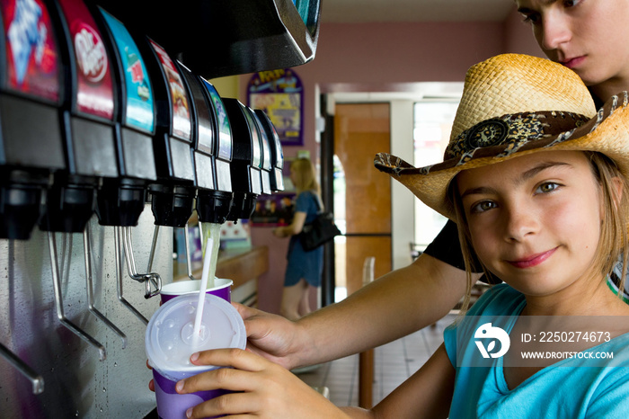 enfants au distributeur de soda