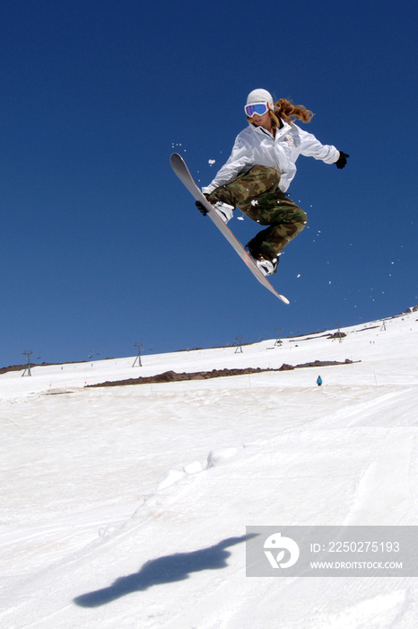滑雪板运动员在空中的雪与尖抓板
