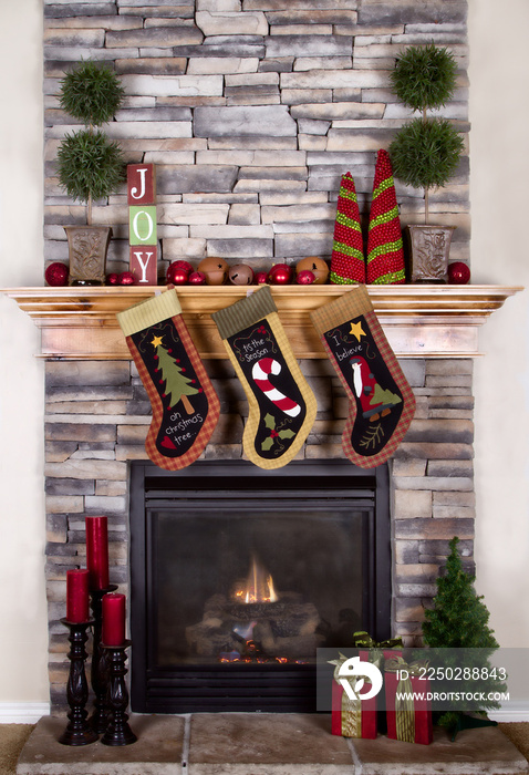 挂在壁炉架或壁炉上的圣诞袜