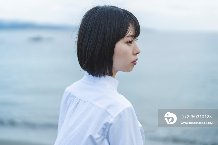 冬の海や湖を旅する女性