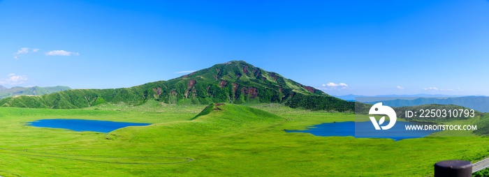 阿蘇草千里展望台から草千里ヶ浜のパノラマ風景写真 最高に美しい大自然の絶景風景 新緑・初夏 日本 A panoramic view of Kusasenrigahama from Aso Kusase