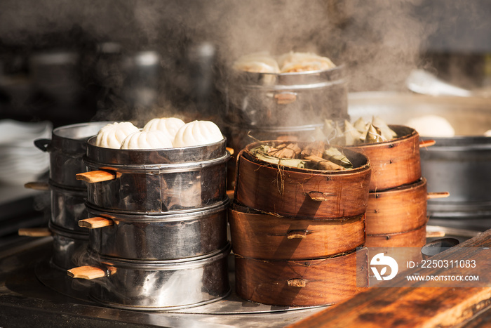 中国成都街头市场的蒸汽食品