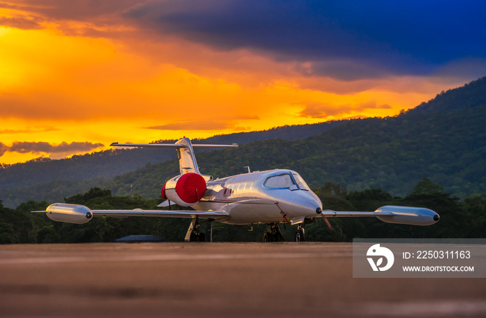 庞巴迪Learjet 35A飞机模型停在停机坪上，日落美景，群山环绕