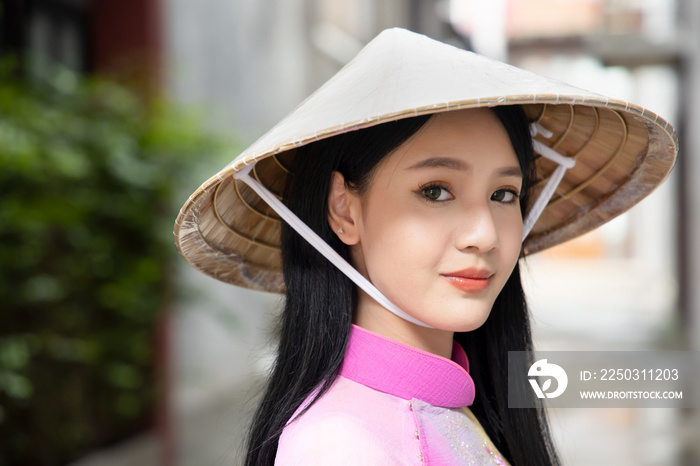 快乐微笑的越南女孩；越南传统Ao D中异国情调的亚洲越南女人的画像