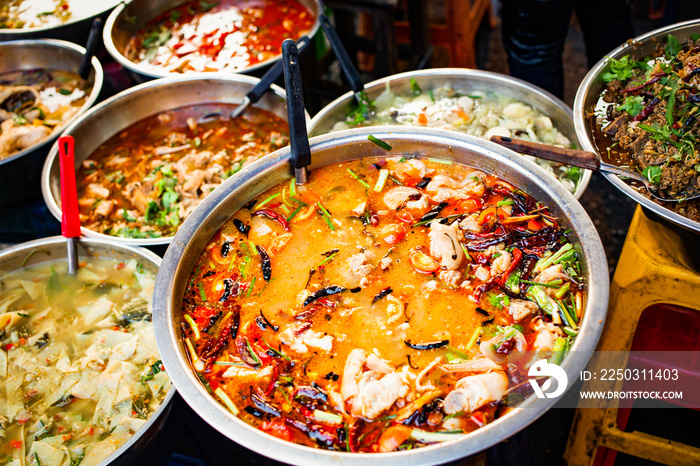 泰国美味的新鲜街头美食-俯视图-泰国咖喱、罗望子、汤仁、虾、猪肉、Pa