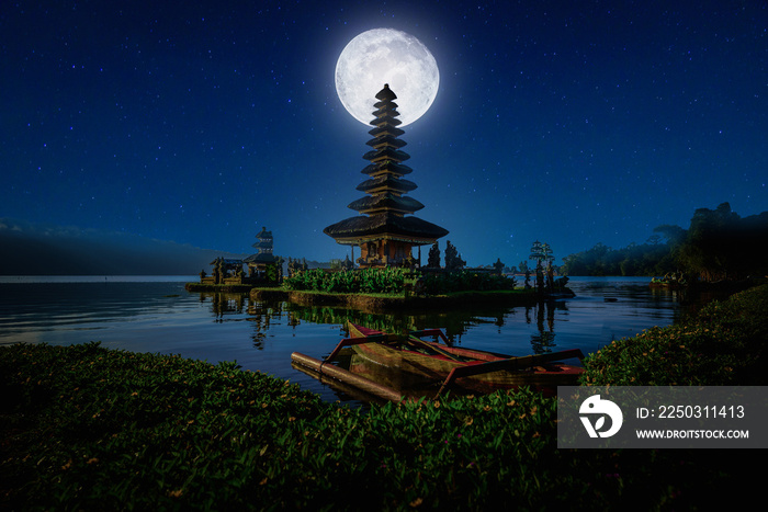 Pura Ulun Danu Bratan，印度尼西亚巴厘岛日出时在Bratan湖上有船的印度教寺庙