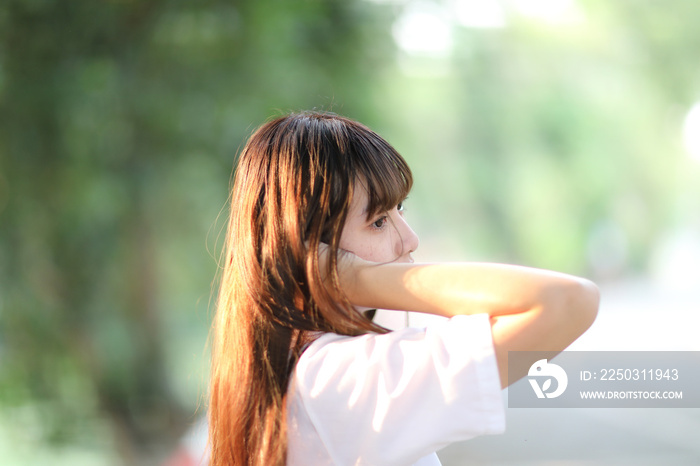 美丽的亚洲日本女学生制服在户外看公园