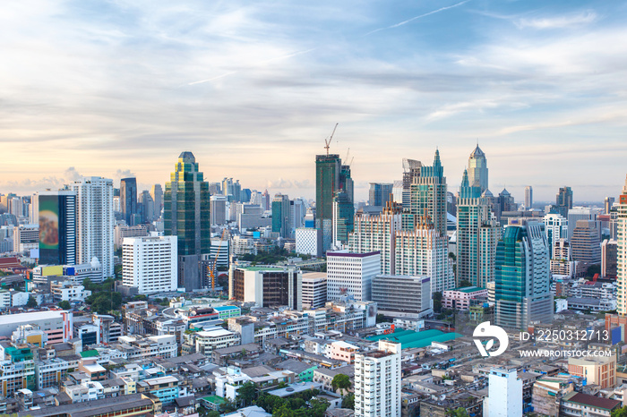 曼谷市阳光明媚的日子里，俯瞰天际线商业大楼和金融区