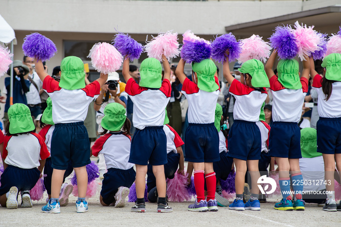 運動会応援している幼稚園の子供達