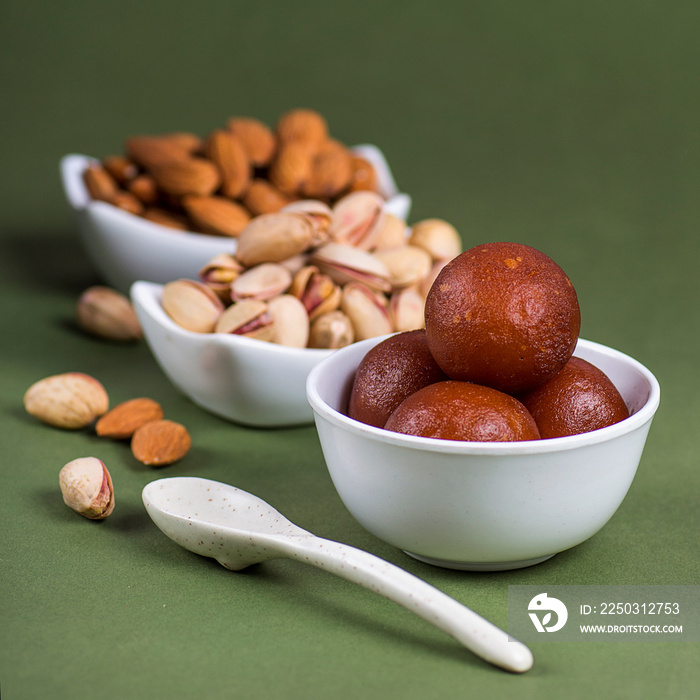 印度甜点：Gulab Jamun配杏仁和开心果