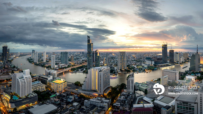 Beautiful sunset curve Chao Phraya River panoramic Cityscape of Bangkok city at night  , panorama la