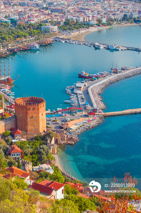 土耳其安塔利亚区阿拉尼亚半岛的码头和Kizil Kule塔景观
