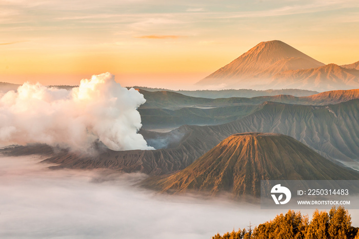 从佩纳山的角度看日出时的布罗莫火山、巴托克和塞默鲁（Mt.）的景观