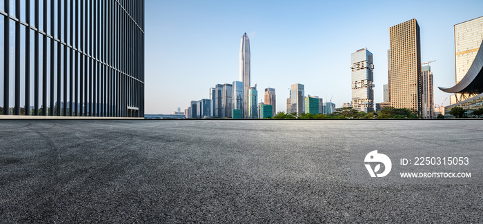 中国深圳的沥青道路和城市天际线，以及现代化的商业办公楼。