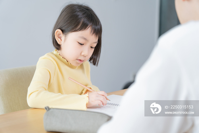 アジア人　子供　勉強　ポートレート 