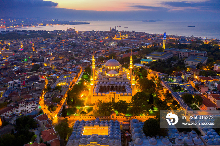 土耳其日出时伊斯坦布尔市的鸟瞰图。