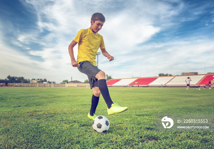 亚洲少年在体育场踢足球、运动、户外活动
