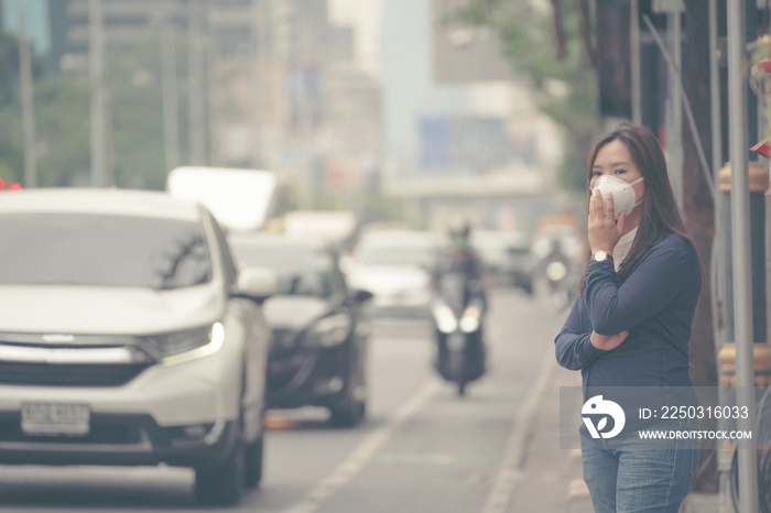 在城市街道上戴防护口罩的妇女