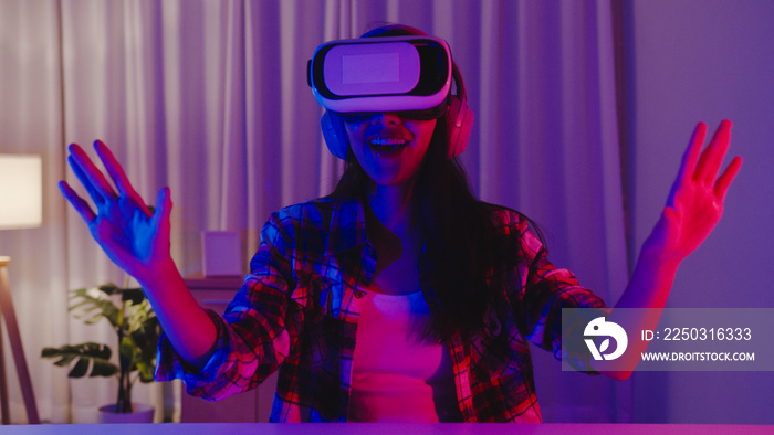 亚洲女士戴上VR游戏耳机，享受乐趣体验可穿戴虚拟增强现实数字i