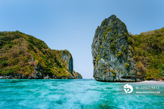 El Nido，巴拉望，菲律宾。热带岛屿前高耸悬崖的鸟瞰图，白色