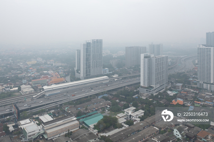 泰国曼谷市中心天际线高速公路街道鸟瞰图。金融区和公共汽车