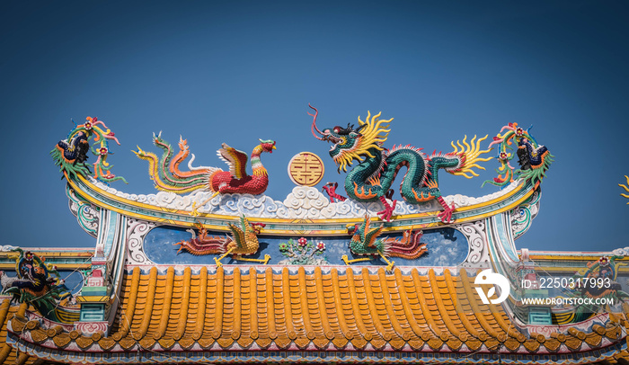 中国神社的屋顶上装饰着山鸡和龙的雕像。