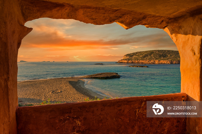 日落时伊维萨岛Cala Comte de Ibiza的窗口