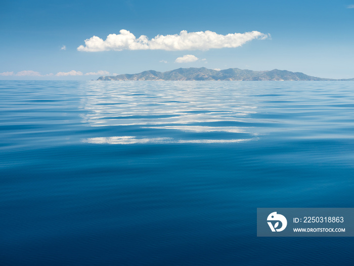 平静的大海，天空中白云的倒影