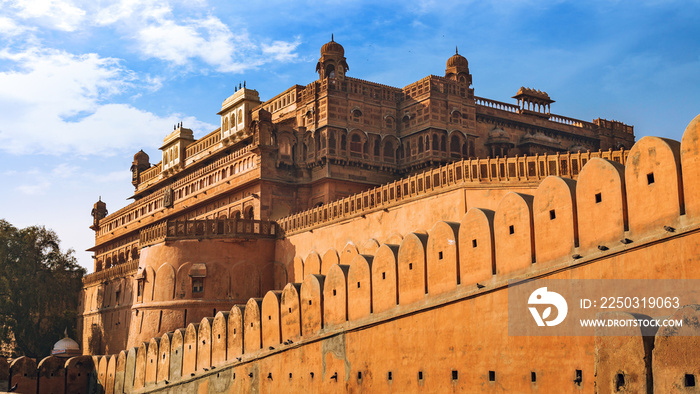 印度拉贾斯坦邦Bikaner的Junagarh堡垒外部结构由黄色砂岩制成。