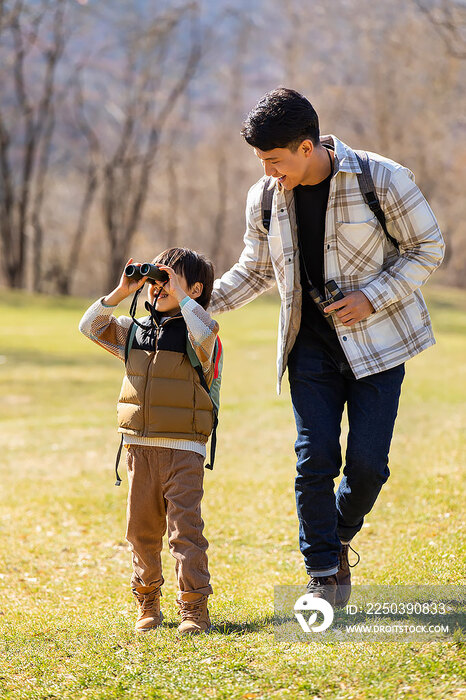 快乐的小男孩和爸爸户外徒步旅行