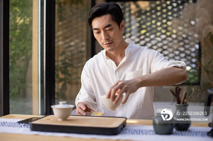 中年男子在茶室里品茶