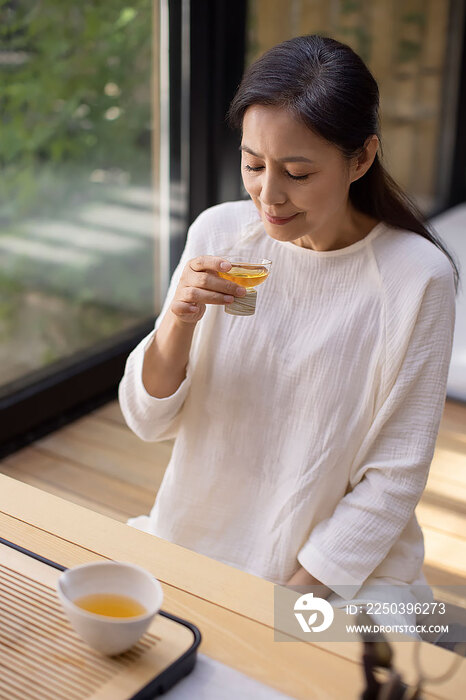 老年女子在茶室里品茶