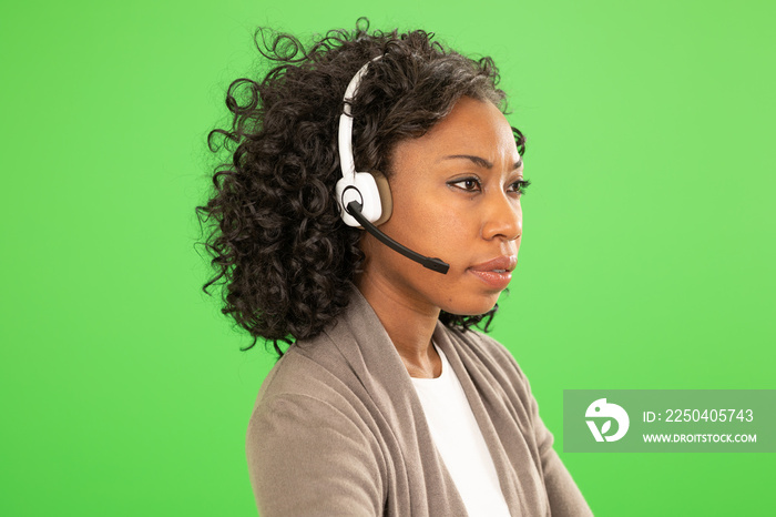 戴着耳机在绿屏上听客户讲话的非洲女接线员