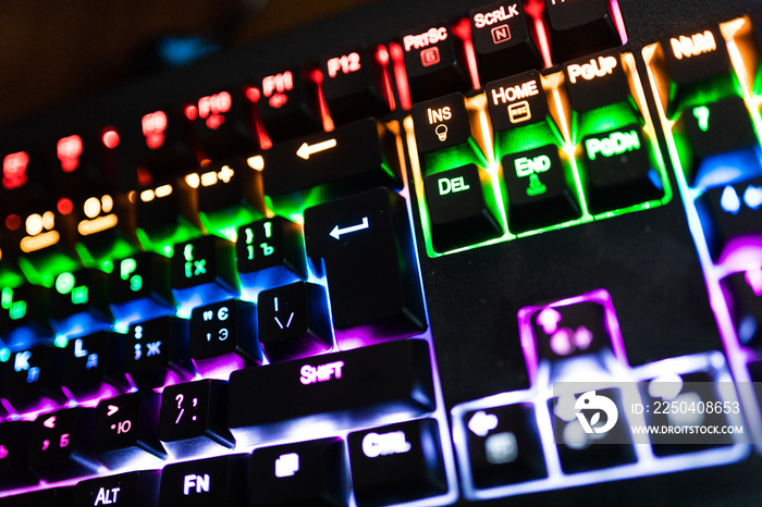 用于在线游戏的多色彩虹色键盘照明特写。