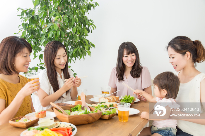 食事会をする女友達