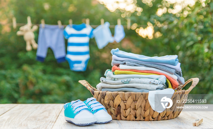 洗婴儿衣服。亚麻在新鲜空气中干燥。选择性聚焦。