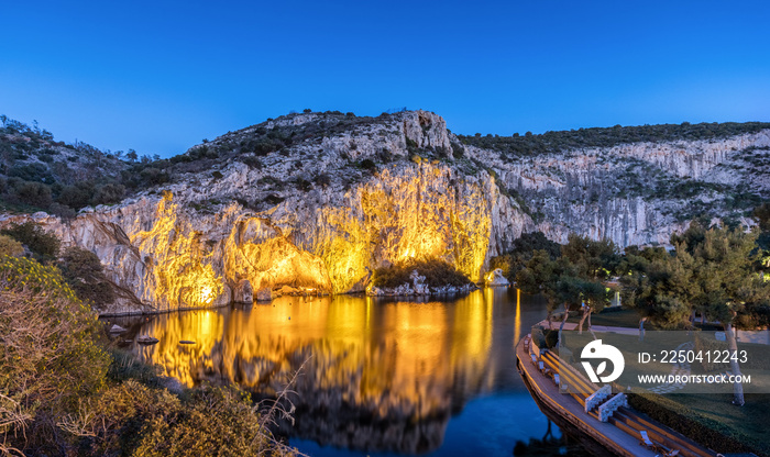 Vouliagmei See in süd Athen nach Sonnenuntergang, Griechenland