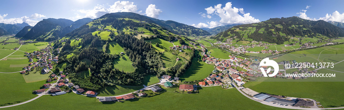 奥地利蒂罗尔州阳光明媚的夏日下午，齐勒塔尔山谷村庄的360全景鸟瞰图