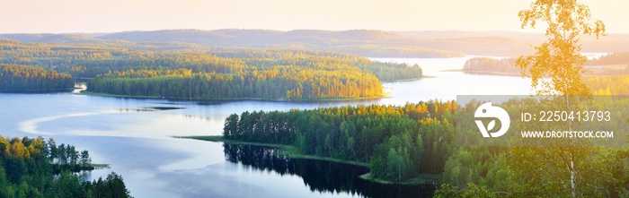 芬兰日落时清澈的蓝色赛马湖，鸟瞰图。风景如画的全景。大气l