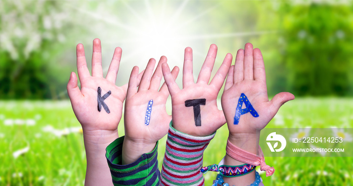 孩子们动手建造五颜六色的德语单词KITA意为幼儿园。阳光明媚的绿草草地As Ba