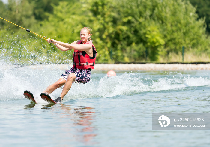 Schöne Frau beim Wassersport