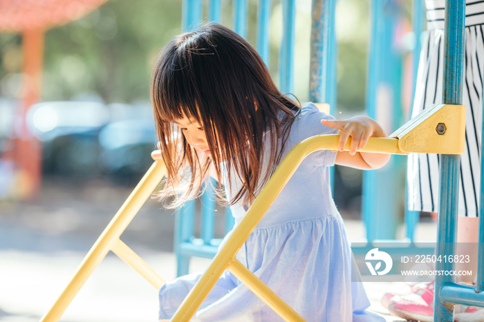 遊具で遊ぶ子供