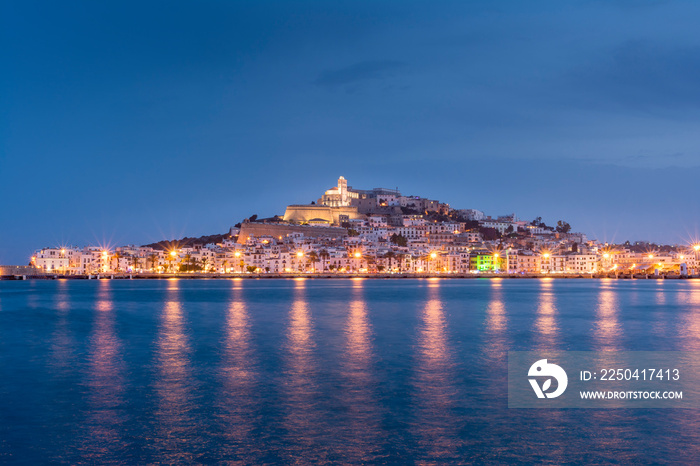 Ibiza - Blick über das Meer auf Ibiza-Stadt und die Altstadt Dalt Vila