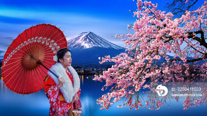 在富士山和樱花下穿着日本传统和服的亚洲女人，川口湖