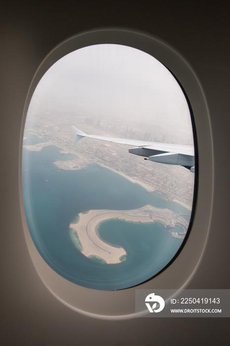 从阿拉伯联合酋长国迪拜市舷窗的窗户看到的飞机