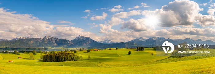 Panorama Landschaft im Allgäu bei Füssen mit Alpenkette