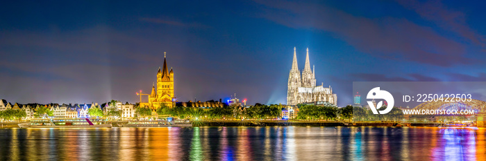 Skyline von Köln mit Kölner Dom und Rhein bei Nacht