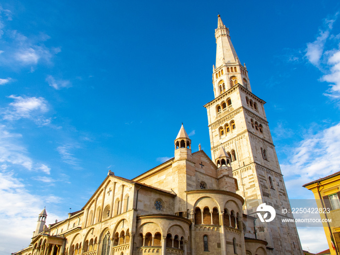 Il Duomo di Modena e la Torre campanaria, la Ghirlandina, con cielo blu, Italia