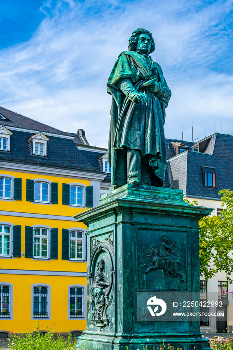 德国波恩市中心蒙斯特广场的路德维希·范·贝多芬雕像